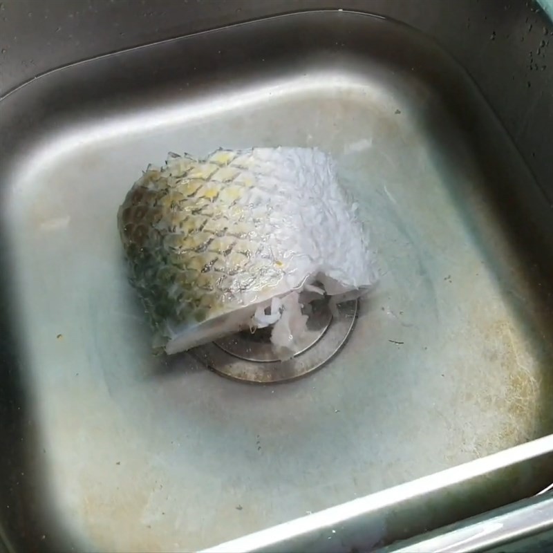 Sơ chế cá trắm cho món canh chua