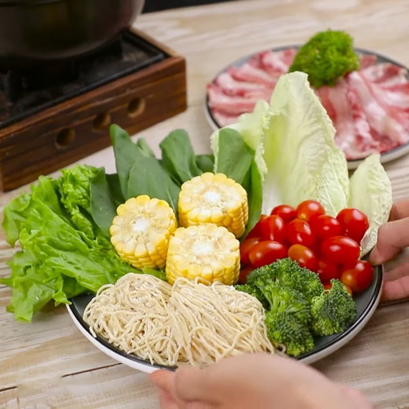Khoai tây bi đã luộc và tỉa hình đẹp mắt, sẵn sàng cho cách nấu cà ri rau củ khoai tây