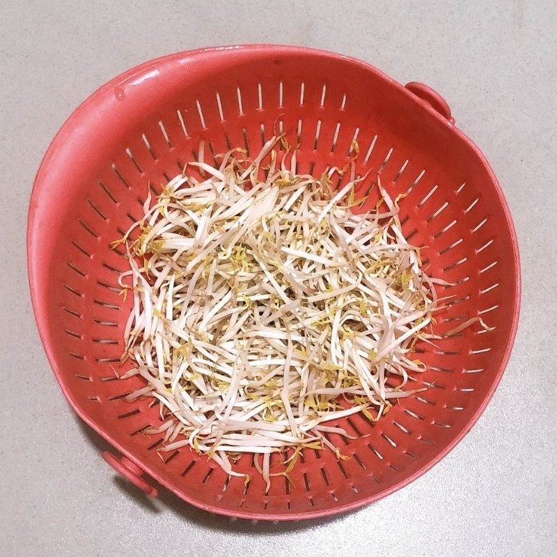 Sơ chế cà chua chuẩn bị nấu canh cà chua chay