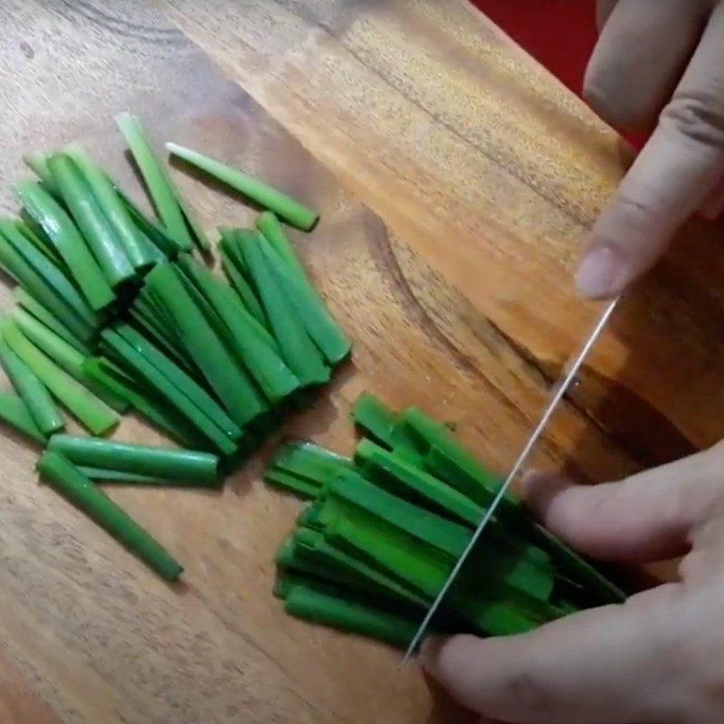 Sơ chế hành, ngò gai và hẹ tươi cho món bánh canh bò viên