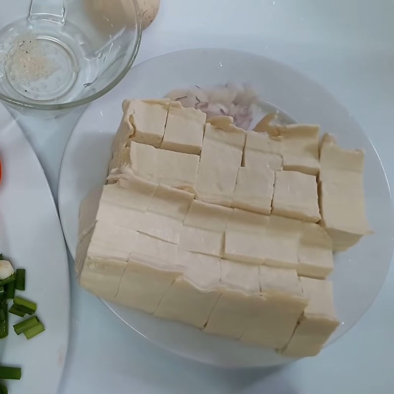 Cắt cà chua lát dày để nấu canh đậu phụ cà chua trứng
