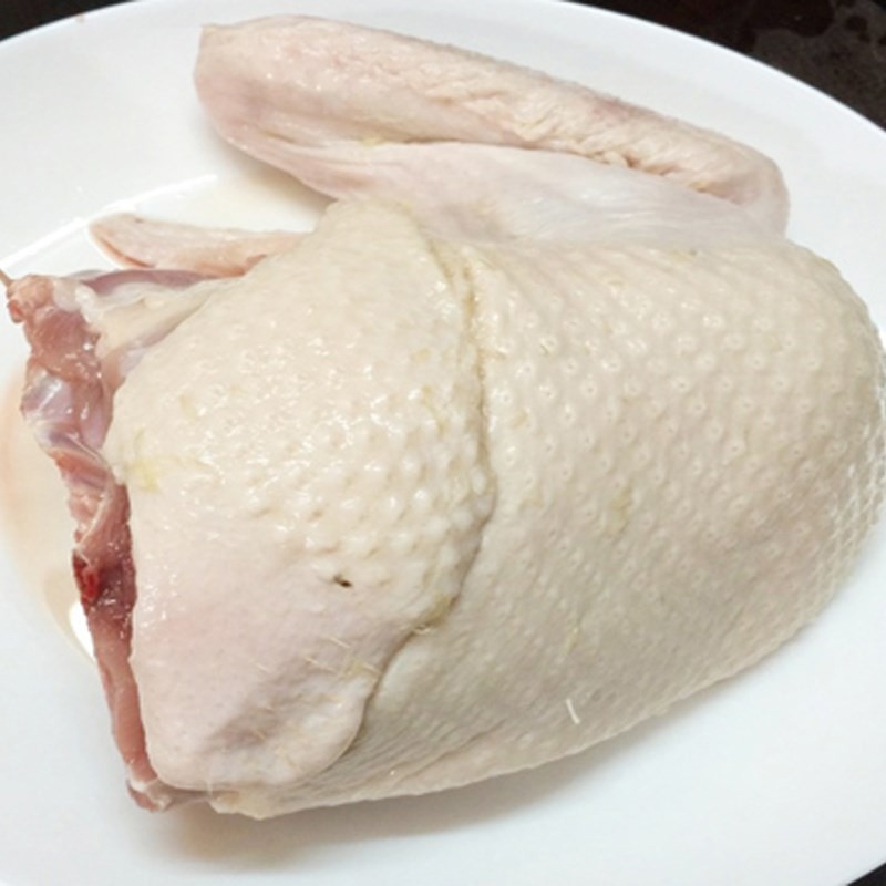 Ngâm hạt sen và đậu trắng trong nước để chuẩn bị nấu canh khoai sọ chay