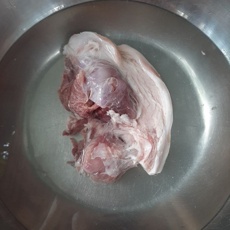 Thịt ba chỉ heo được sơ chế và cắt miếng vừa ăn cho món thịt kho măng tươi