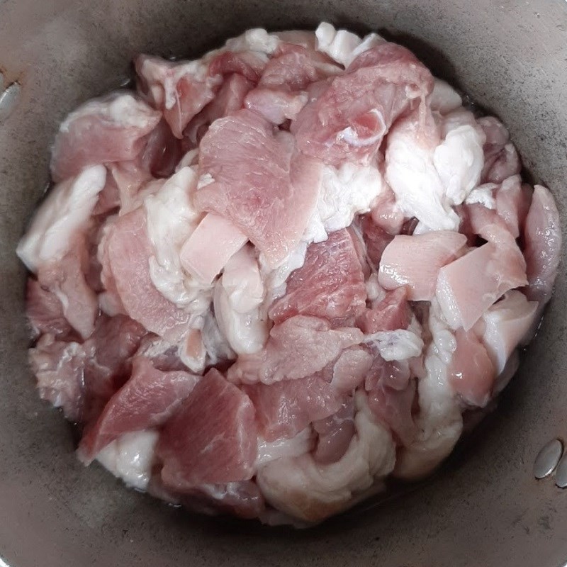 Măng tươi được cắt lát mỏng, sẵn sàng cho món thịt kho măng tươi đậm đà