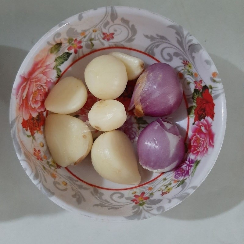 Hỗn hợp thịt ba chỉ và măng tươi đang được ướp đều với gia vị, hành, tỏi, ớt bột và nước mắm