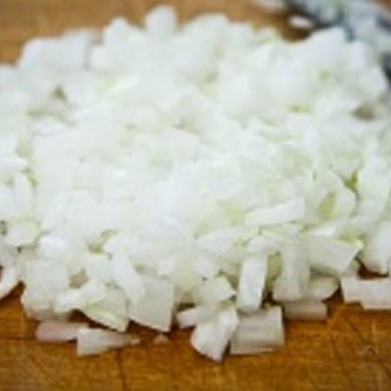 Sơ chế ngò rí cắt nhỏ để trang trí súp măng tây