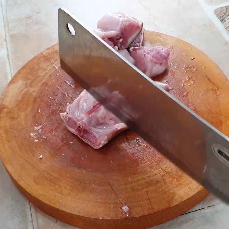 Thịt thỏ giả cầy được chặt khúc vừa ăn và đậu phộng ngâm mềm