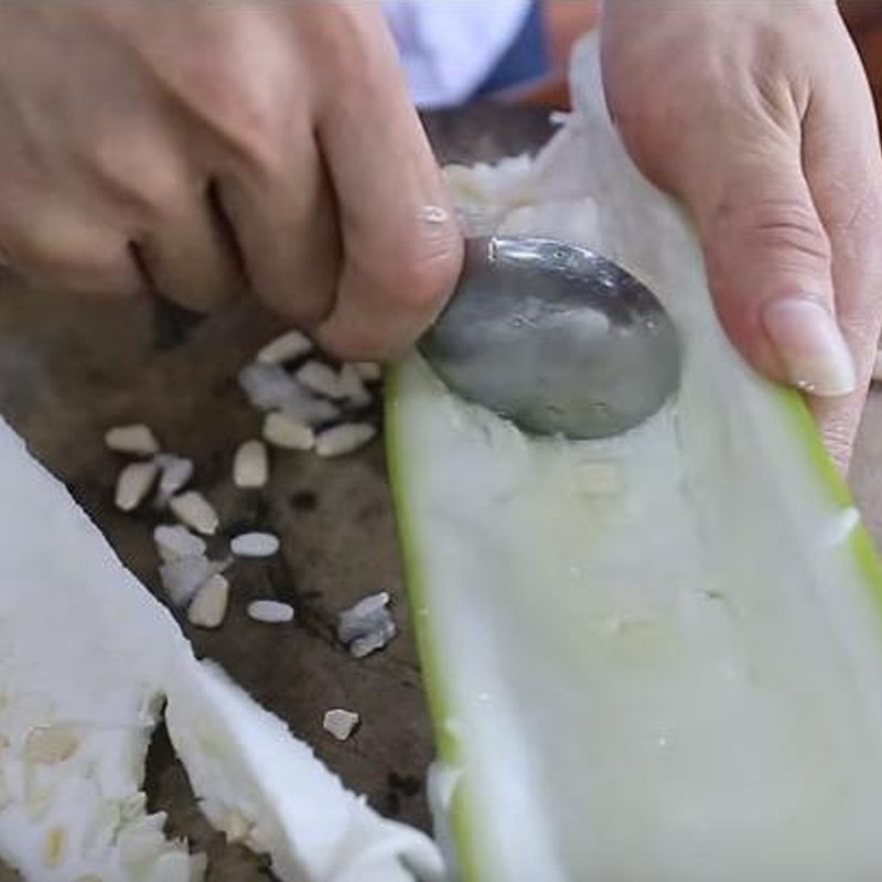 Cắt khúc các loại rau cho món canh bông hẹ