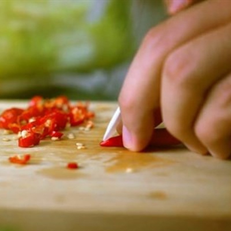 Cắt đậu hũ non thành khoanh cho canh bông hẹ