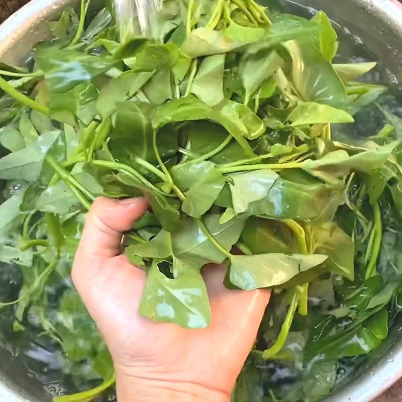 Rau muống tươi xanh được rửa sạch để nấu cùng ghẹ trong món canh ghẹ rau muống