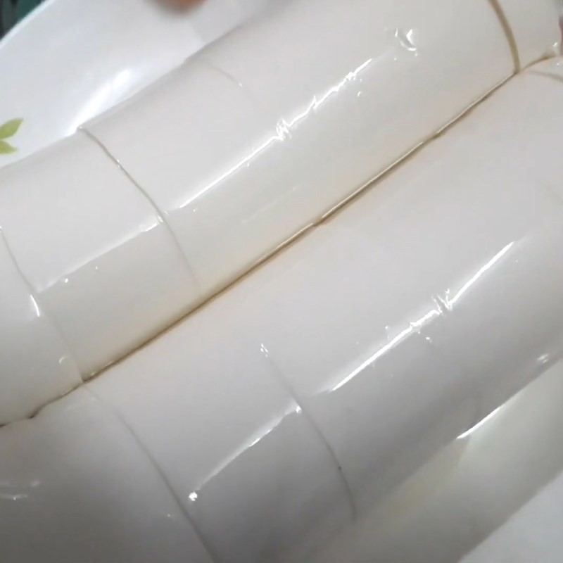 Chuẩn bị rong biển và đậu hũ non để nấu canh rong biển hải sản