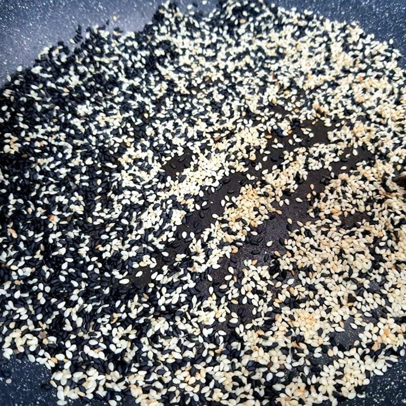 Đậu đen đang ngâm nước để chuẩn bị nấu chè khoai lang đậu đen.