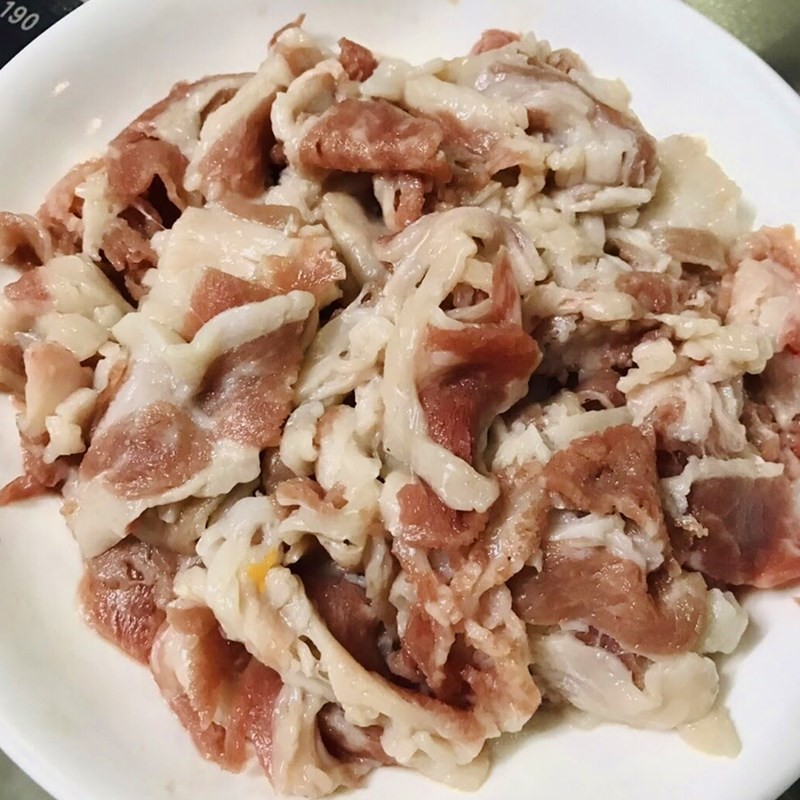 Thịt bò ba chỉ thái lát mỏng, sẵn sàng cho cách nấu canh dưa chua
