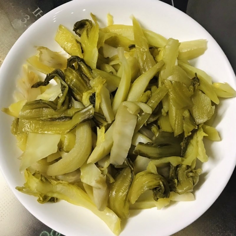 Sơ chế dưa chua giòn ngon cho món canh dưa chua thịt bò
