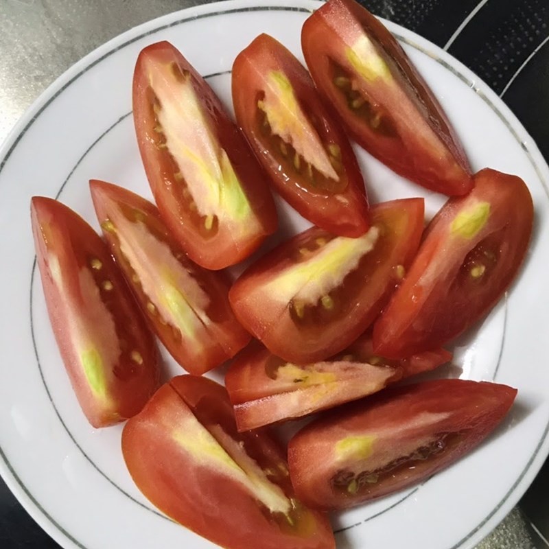 Cà chua múi cau và tỏi băm, nguyên liệu cơ bản nấu canh dưa chua