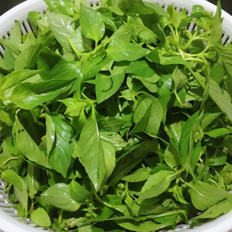 Sơ chế măng và gà cho món canh gà lá é