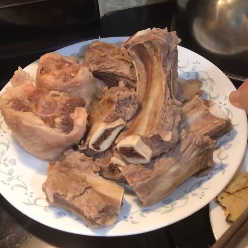 Sườn bò đã được sơ chế sạch sẽ sẵn sàng cho món lẩu