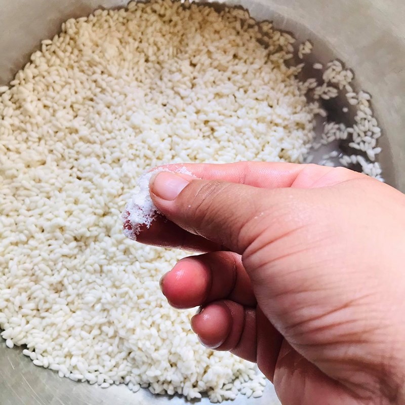 Vo gạo nếp thật sạch trước khi ngâm, bước quan trọng để nấu xôi nếp ngon