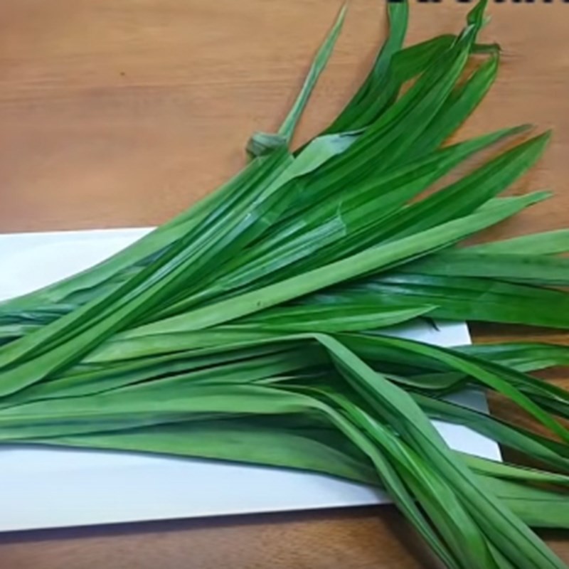Lá dứa tươi xanh đã rửa sạch, sẵn sàng tạo hương thơm đặc trưng cho món xôi nếp ngon