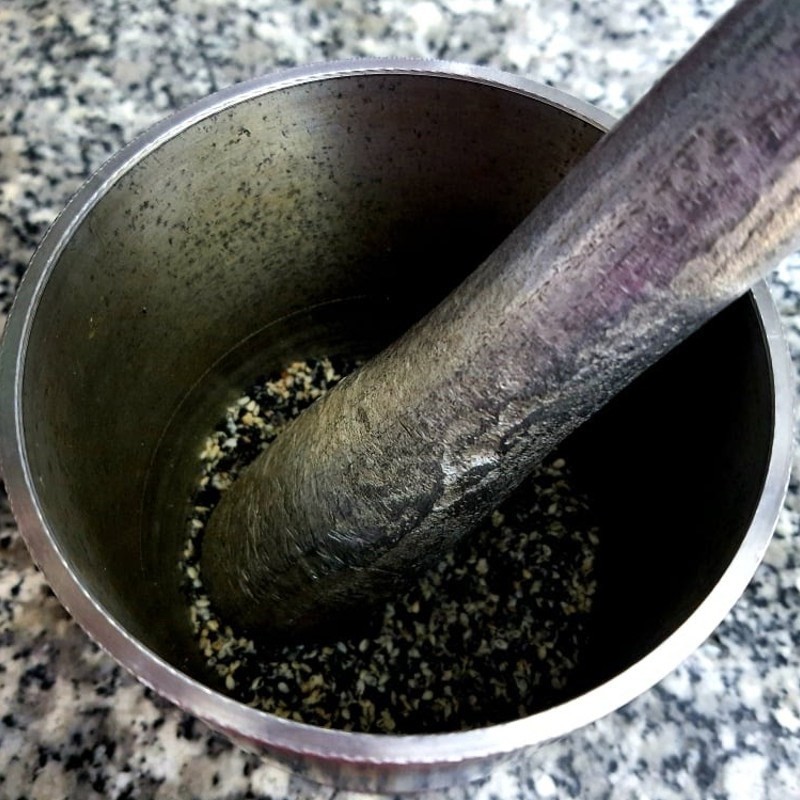 Hấp chín khoai lang tím để làm viên khoai dẻo cho chè đậu đen.