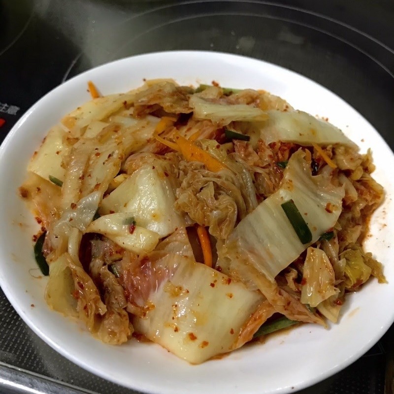 Sơ chế đậu hũ và kim chi, cắt khúc vừa ăn, chuẩn bị cho cách nấu canh kim chi đơn giản phiên bản nâng cao.