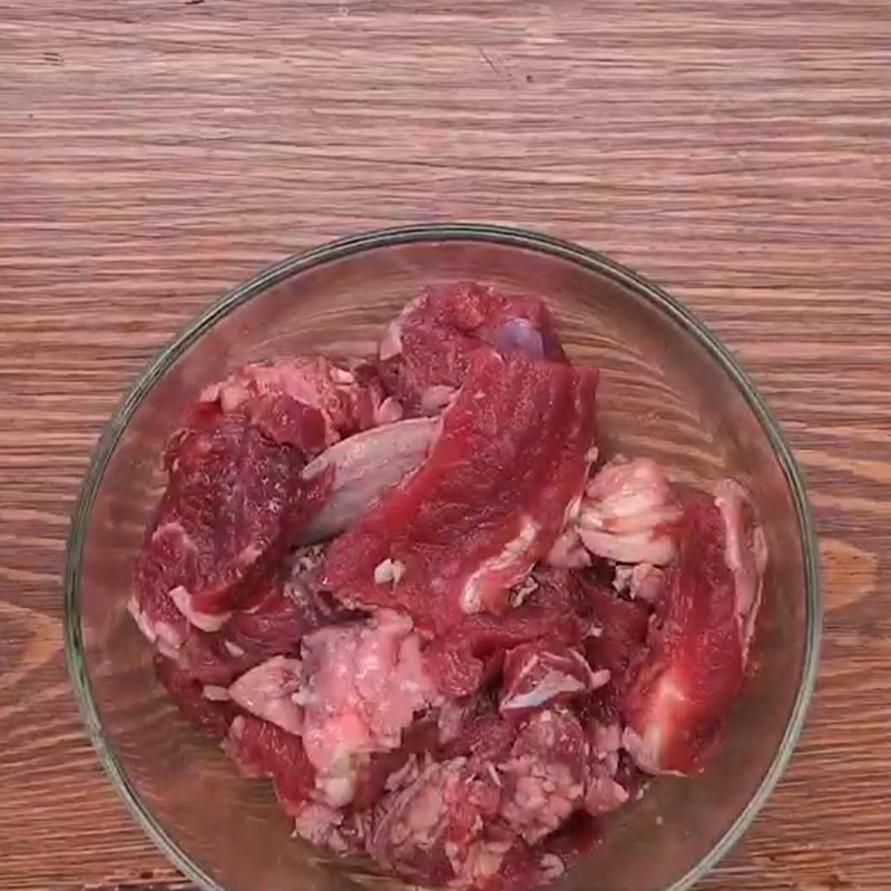 Đuôi bò đã chặt khúc và các loại củ nướng sơ cho món lẩu thuốc bắc