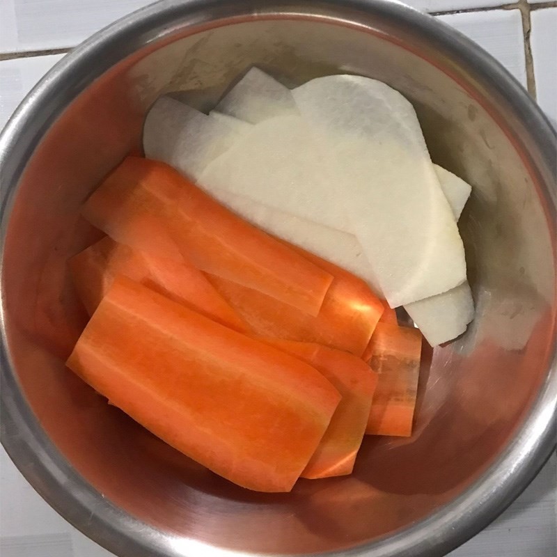 Sơ chế cà rốt và su su cho món cù lao chay