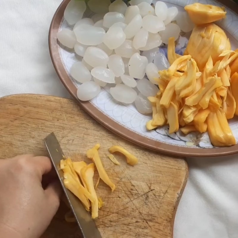 Sơ chế mít, cắt sợi nhỏ để chuẩn bị cho cách nấu chè hạt mít