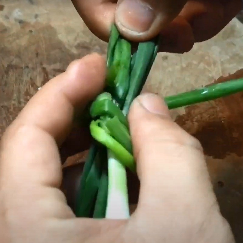 Lá dứa tươi sạch, nguyên liệu tạo hương thơm tự nhiên cho chè hạt mít