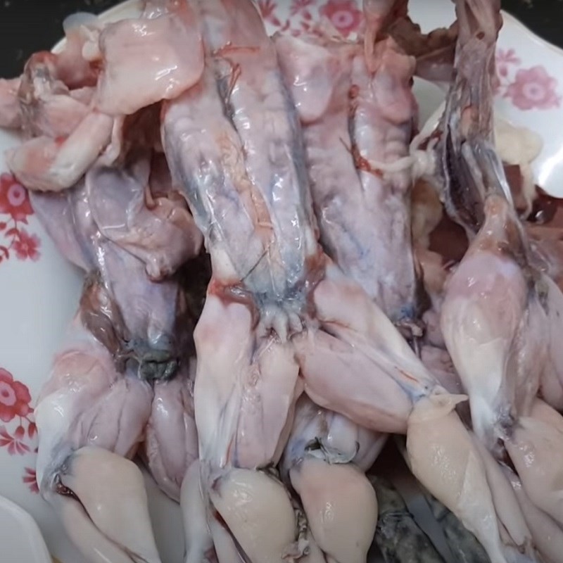 Khử mùi tanh thịt ếch bằng rượu trắng và gừng đập dập