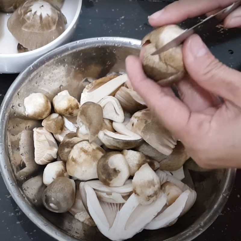 Sơ chế nấm rơm: gọt chân, ngâm nước muối và rửa sạch