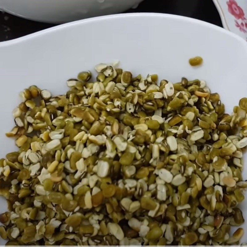 Ngâm đậu xanh đã rửa sạch trong nước giúp đậu mềm nhanh hơn khi nấu