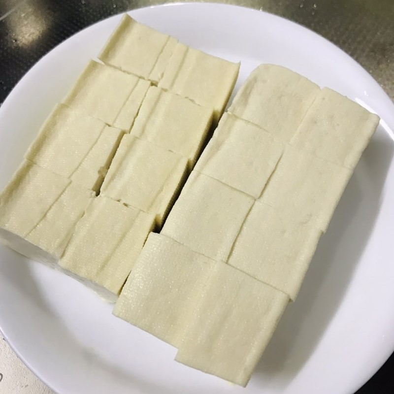 Sơ chế cà rốt và nấm rơm cho món canh đậu đỏ