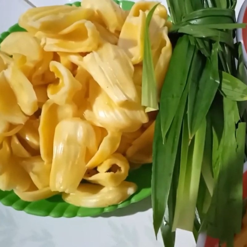 Xé mít thành sợi nhỏ, bước đầu chuẩn bị cho cách nấu chè hạt mít thơm