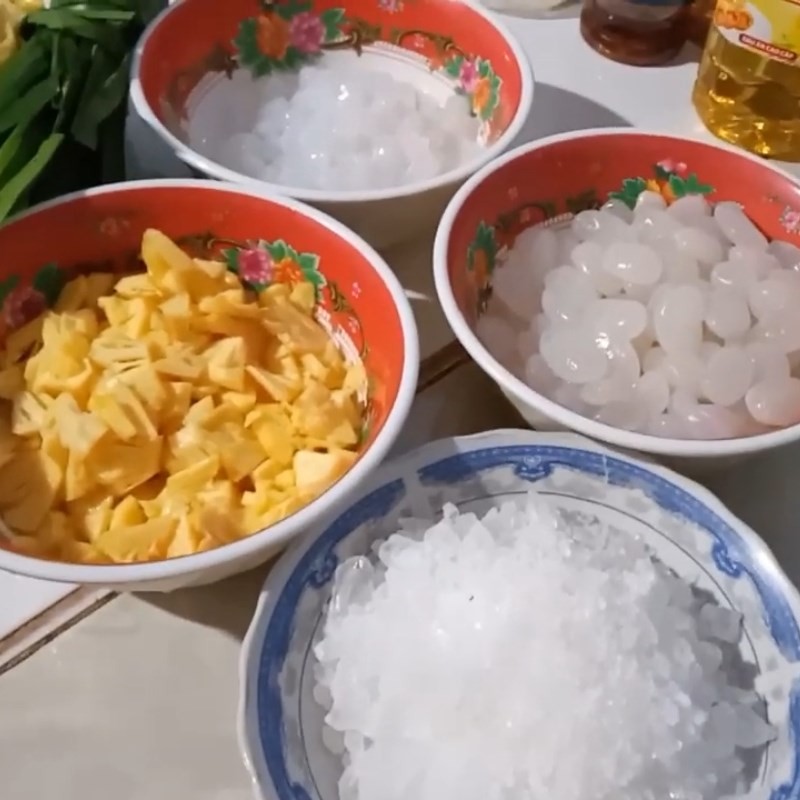 Dứa được cắt miếng nhỏ, bổ sung vị chua ngọt cho chè hạt mít thơm