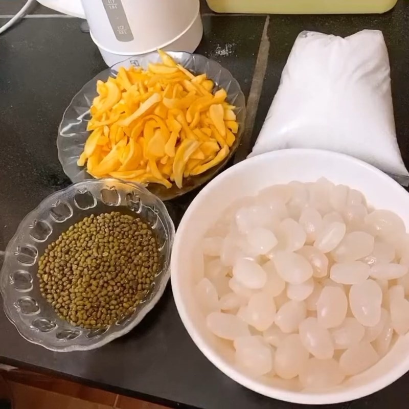 Sơ chế hạt đác và đậu xanh, chuẩn bị cho cách nấu chè hạt mít bùi ngậy