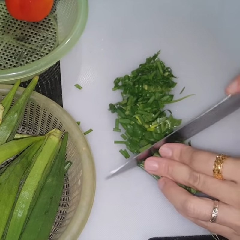 Sả cây được đập dập, cắt đôi sẵn sàng cho món lẩu đuôi bò thuốc bắc