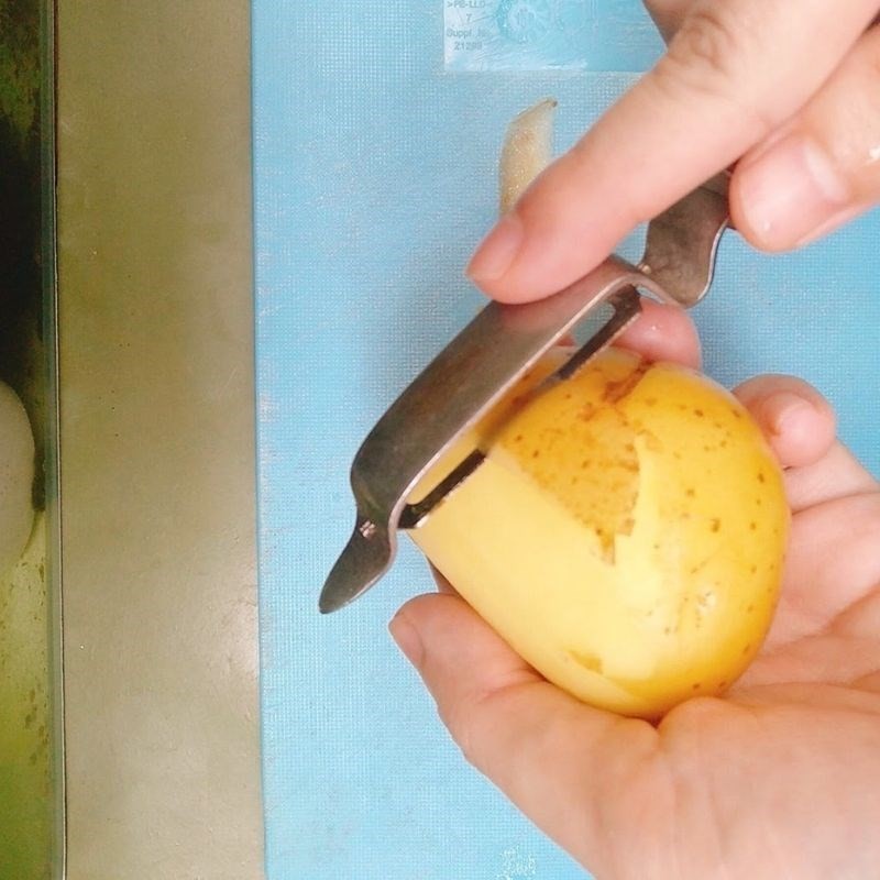 Khoai tây gọt vỏ và cắt miếng đều đẹp cho cách nấu canh khoai xương