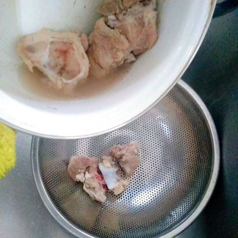 Xương heo đã được sơ chế sạch sẽ để chuẩn bị cho món canh khoai xương