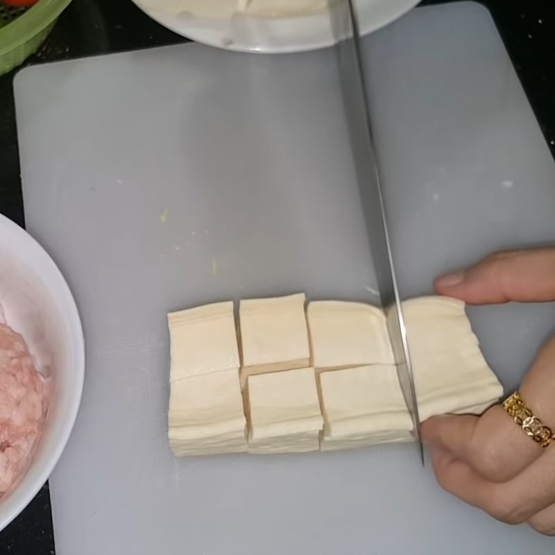 Sơ chế đậu hũ trắng và cà chua cho món canh đậu bắp thịt viên