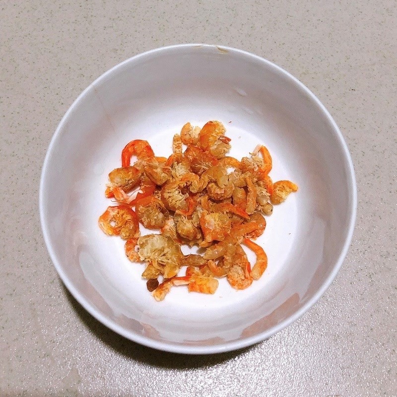 Hành tím băm nhỏ để phi thơm khi nấu canh xương hầm rau củ