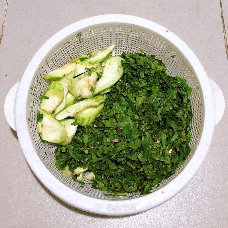 Cắt cà rốt và su su thành miếng vừa ăn khi chuẩn bị canh xương hầm rau củ