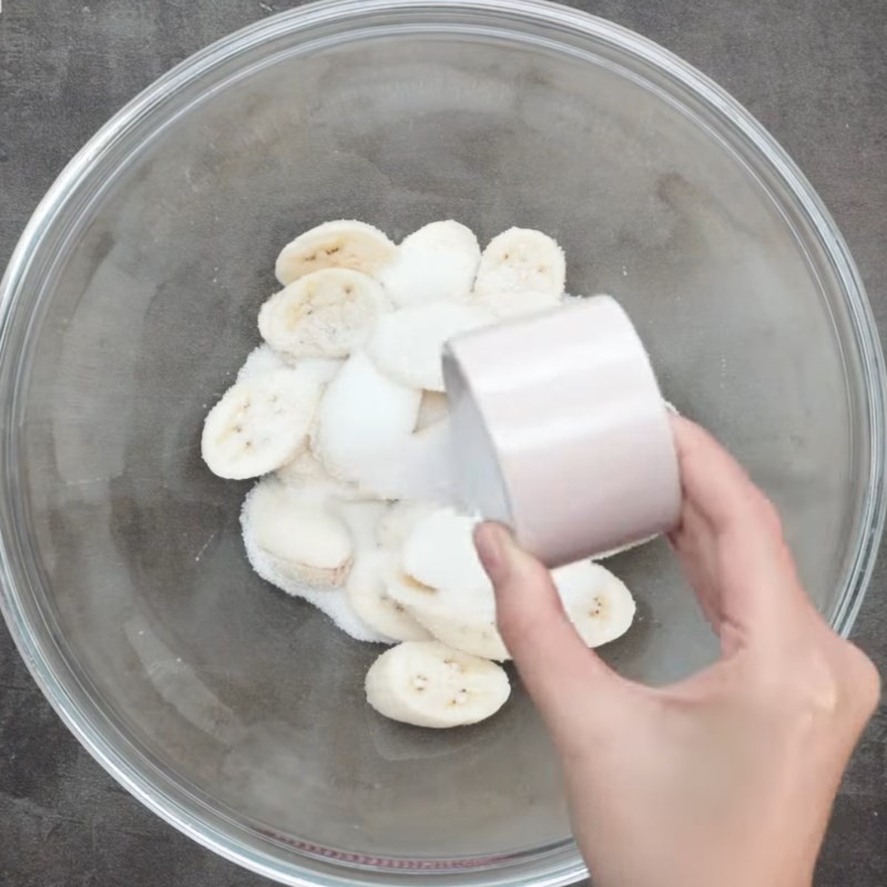 Rang đậu phộng trên chảo nóng để có hương vị thơm bùi