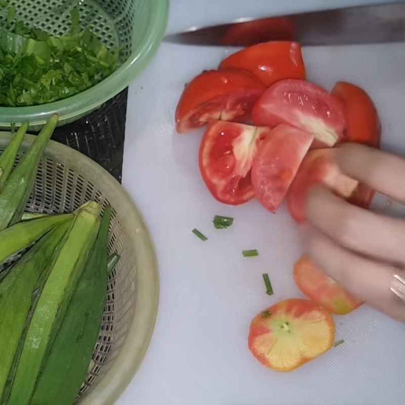 Đậu bắp được cắt khúc đều đẹp cho món canh