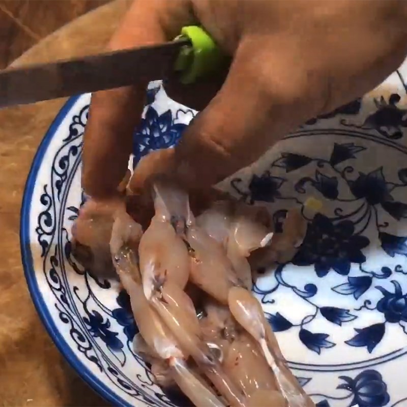 Sơ chế các loại nấm tươi cho món lẩu gà chua nấm