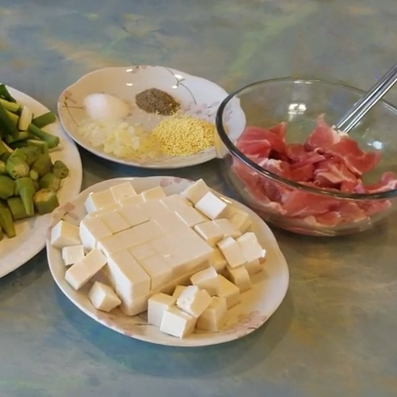 Cà chua được cắt múi cau để nấu canh mây chay, mang lại vị chua tự nhiên