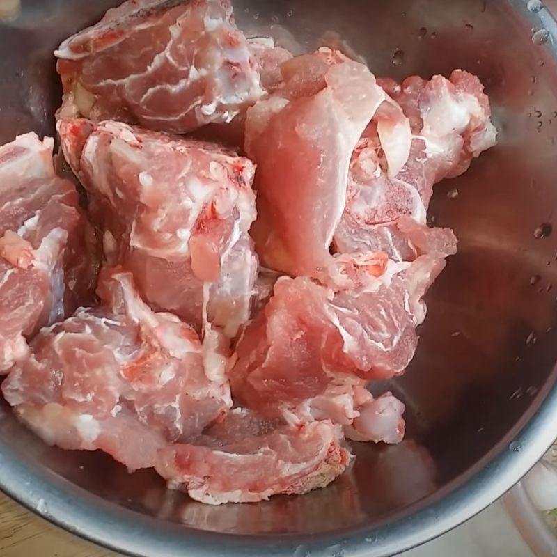 Sơ chế xương heo và các loại rau củ cho món canh su hào
