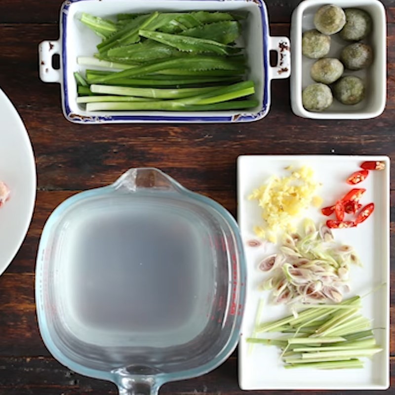 Sơ chế sả, ớt, gừng