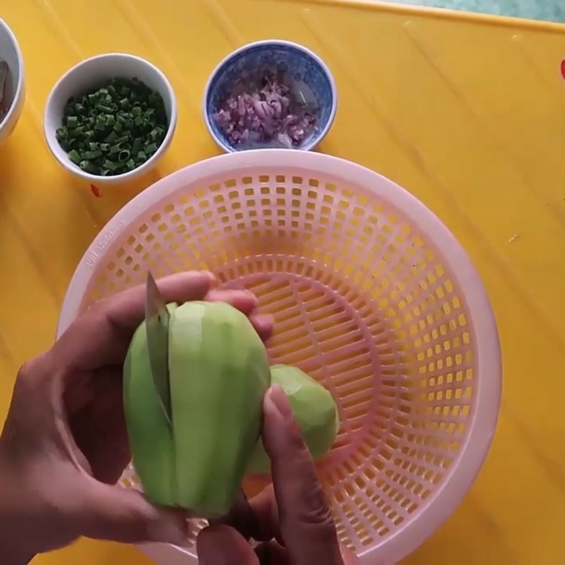 Bóc vỏ và làm sạch tôm để nấu canh su su