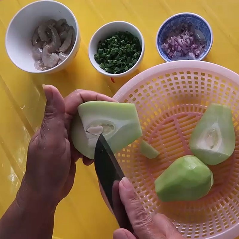 Sơ chế su su thành miếng vừa ăn cho canh tôm